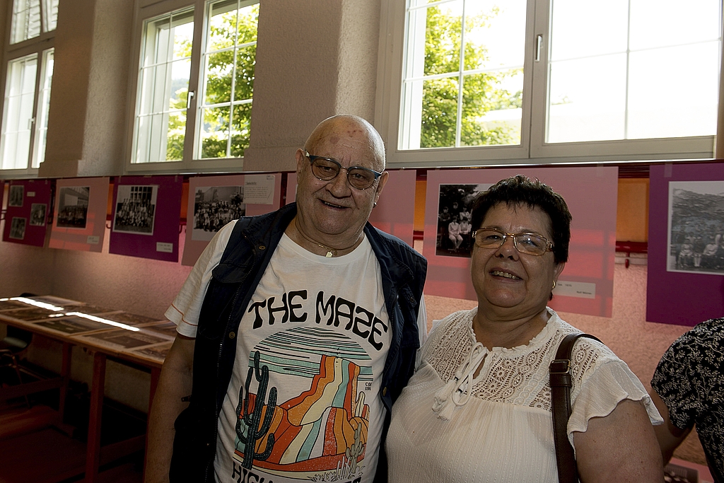 Robert Senn und Viola von Deschwanden suchten Klassenfotos von den Kindern Iris und Gisela in der Ausstellung.