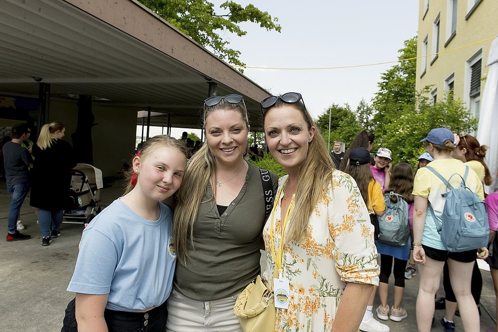 Von links: Aurora und Bianca Genovese mit Nora Siegrist, OK und Kindergärtnerin. Die Kinder hatten eine grosse Torte gebastelt, die auf dem Schulhausplatz aufgestellt war.