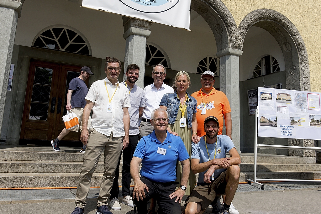 Von links: die beiden Schulleiter Hanspeter Scheuber und Thomas Buchmann, Stadtpräsident Beat Züsli, Anouk Johann-Kaulitz, OK, Fredy Hefti, Präsident Verein Kinderfest.
Vordere Reihe: Beat Krieger (links), Ausstellung, und Martin Popp, Schule Littau Dorf.