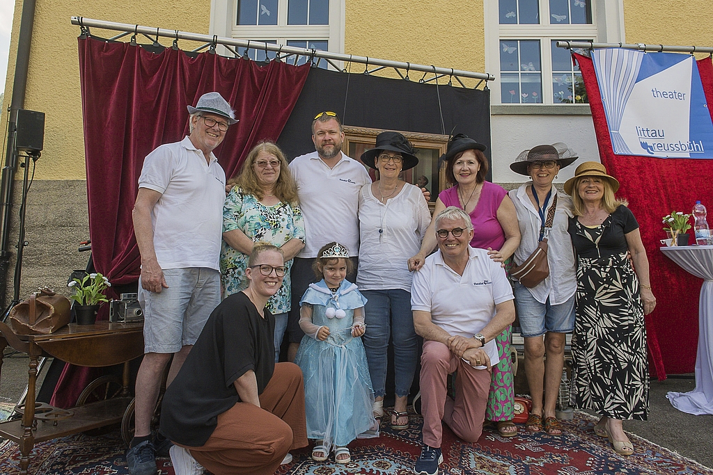 Prinzessin Ina Rizov (Mitte) mit den Mitgliedern des Theaters Littau-Reussbühl. Von links hinten: Lutz Kaulitz, Rita Brunner, Martin Luternauer, Heidi Wehrli, Viviana Wymann, Uschi Kaulitz und Rachele Senn. Vorne: Janine Simone und Rolf Roth.