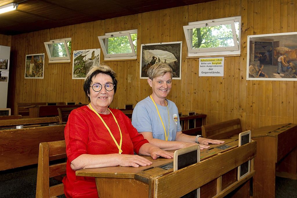 Trudy Keckeis-Imholz (l.), letzte Lehrerin im Schulhaus Littau Berg, und Anita Marty, Klassenassistentin. Trudy sass selbst in ihrer Schulzeit in Unterschächen im schönen Schächental an einem solch Pult und hatte darauf immer die Arme ausgestreckt.