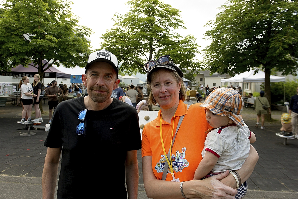 Philipp Arnold und Patrizia Hefti mit Katrin: Sie waren erfreut, dass mit der sechsten Durchführung des Kinderfestes so viele Leute gekommen waren.
