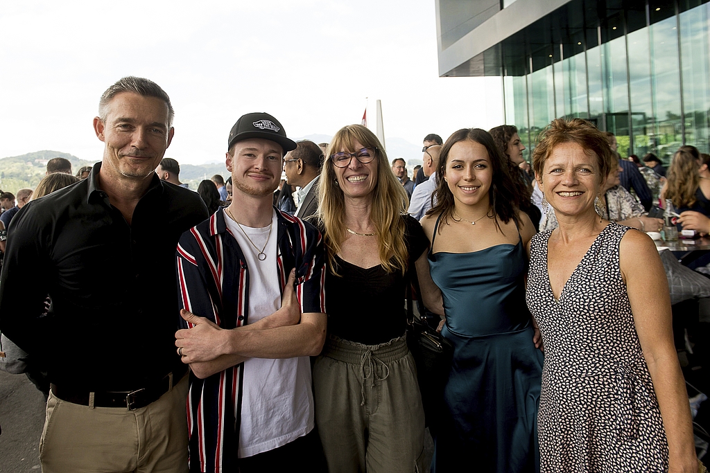 Von links: Markus Graf, Tim und Pascale Erni, Naima und Monica Z Von links: Markus Graf, Tim und Pascale Erni, Naima und Monica Zanolla. Tim und Naima fanden rückblickend auf die Prüfungen, das Fach Wirtschaft sei schwierig gewesen.