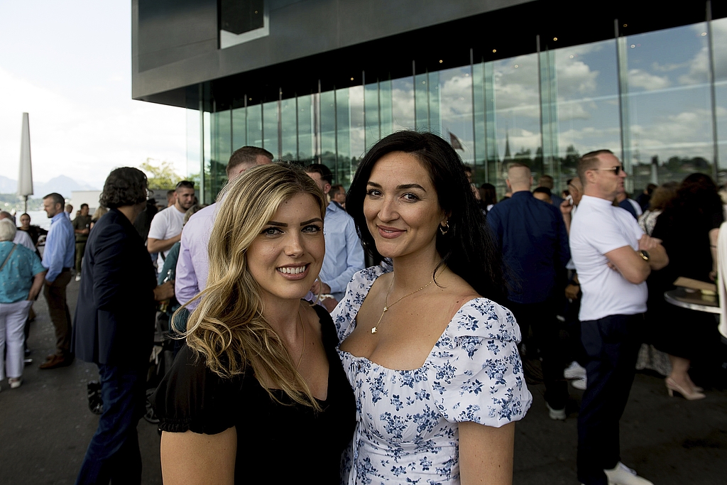 Albina Isanaj (l.) und Linda Krasniqi. Als Lehrmeisterinnen im C Albina Isanaj (links) und Linda Krasniqi. Als Lehrmeisterinnen im Coop sind sie stolz auf ihre Lehrabgänger:innen.