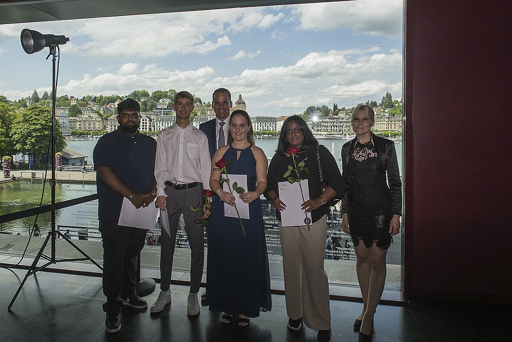 Von links: Snehan Pararajasingam, Nils Christen, Ständerat Dami Von links: Snehan Pararajasingam, Nils Christen, Ständerat Damian Müller, Sabrina Wermelinger, Mathumita Mangaleswaran und die Klassenlehrerin Sandra Catalano.
