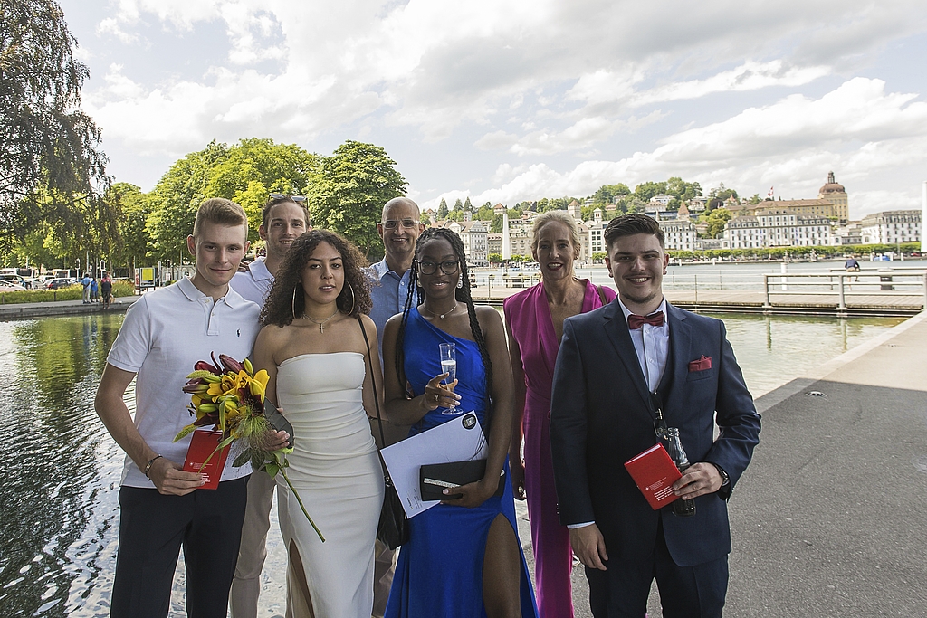 Von links: Luca Moser, Nayan Bose, Christina Studer, Ishan Bose, Von links: Luca Moser, Nayan Bose, Christina Studer, Ishan Bose, Chilanda Elisabeth Tambbe, Barbara Bose und David Qollaku.