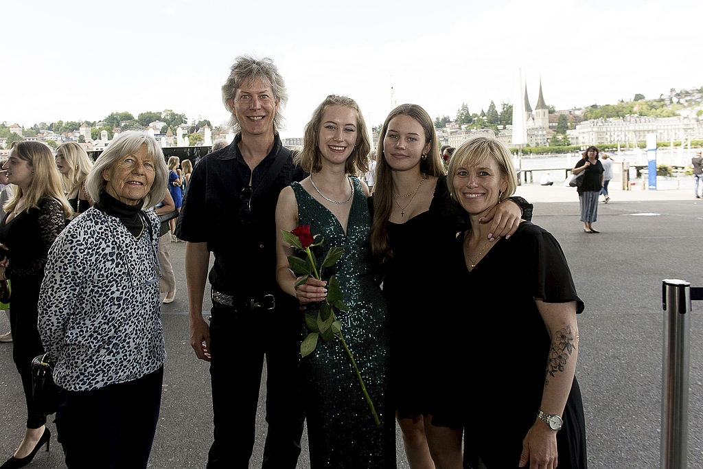 Von links Trudi Trost, Marco, Vanessa, Yasmin, Claudia Caspani. Von links: Trudi Trost, Marco, Vanessa, Yasmin, Claudia Caspani. Für Vanessa war die Lehrzeit streng gewesen, der Klassengeist perfekt. Ihre Klasse hatte die meisten Ehrenmeldungen inklusive der Glanzleistung von 5,8.