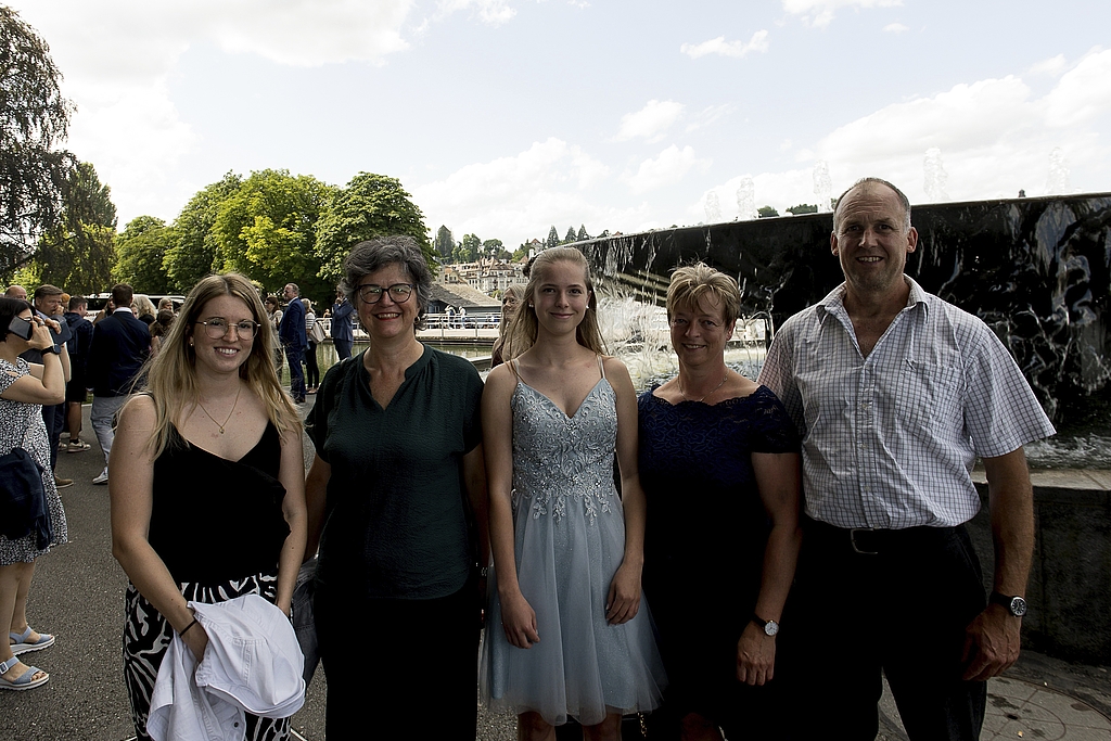 Von links: Larissa Schmid, Irene Wirz, Céline Furrer, Andrea un Von links: Larissa Schmid, Irene Wirz, Céline Furrer, Andrea und Roger Furrer. Célines Credo ist: «Immer dranbleiben in der Lehre und in der Zukunft!»