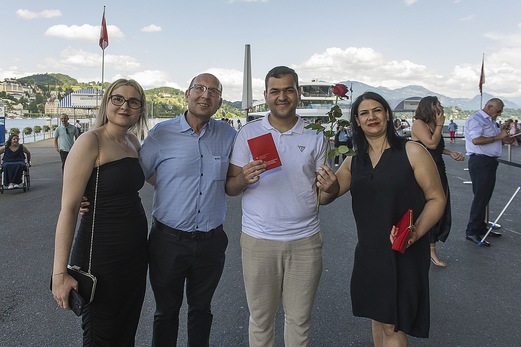 Von links: Sherine, Shevqet, Ismet und Elvone Hoti. Ismet meinte Von links: Sherine, Shevqet, Ismet und Elvone Hoti. Ismet meinte: «Ich habe es geschafft!»