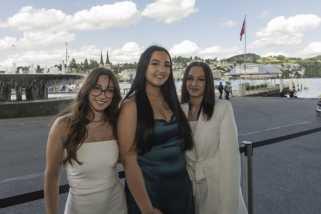 Von links: Alaya Bulica, Lerona Bulica, Majlinda Kurti. Ihr Fazi Von links: Alaya Bulica, Lerona Bulica, Majlinda Kurti. Ihr Fazit: Intensive Unterrichtsstunden, viel Stoff und Stress, nette Mitarbeiter, Wertschätzung und Kollegialität – und man wird in drei Jahren reifer und erwachs