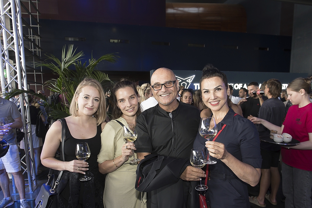 Von links: Thea Leuthold, Valentina Sigrist, mit Carlos und Alic Von links: Thea Leuthold und Valentina Sigrist mit Carlos und Alicia Antonietty meinten: «Die Stadt vibriert!»