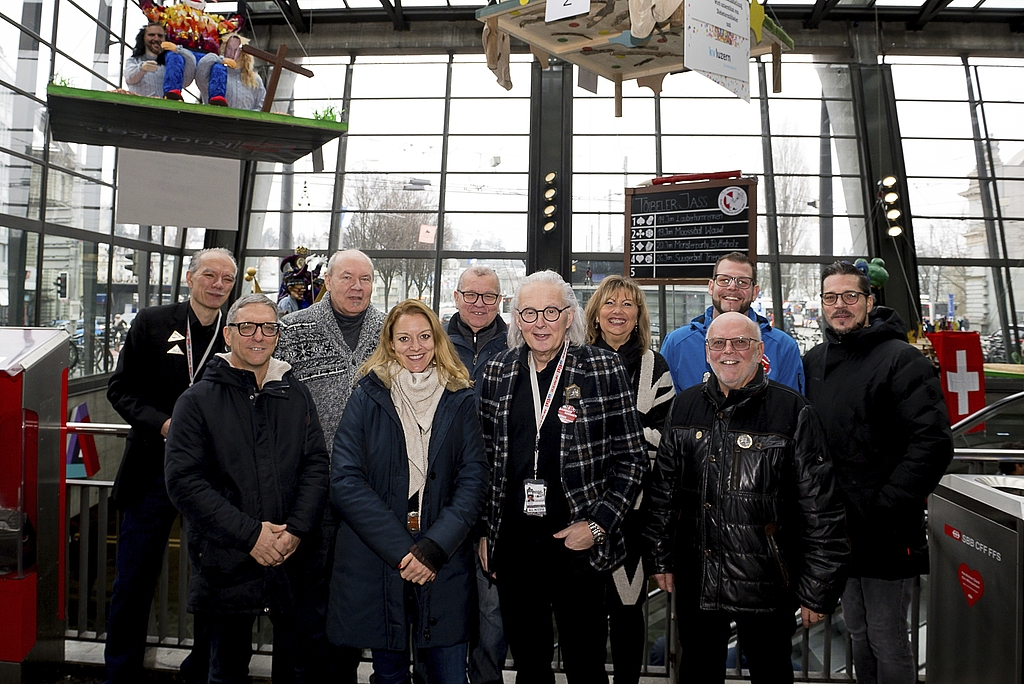 Der Vorstand der Bahnhof-Guuggete Lozärn (v. l.): Röbi Leutwyler, ehem. Vertreter Mietervereinigung; Markus Haag, Auf- und Abbau; Ruedi Lanz, Art Director; Stephanie Roggo, Vertreterin SBB; Werner Luternauer, Kassier; Werner Rast, Präsident; Conny Mühle, Kommunikation; Markus Buob (vorne), Sponsoring; Fabrizio Fraschina, Vertreter Rotseemöven, und Christian Landis, SBB.