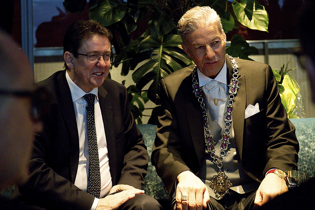 Bundesrat und Ehrengast Albert Rösti (links) mit Zunftmeister und Fritschivater Daniel G. Widmer.