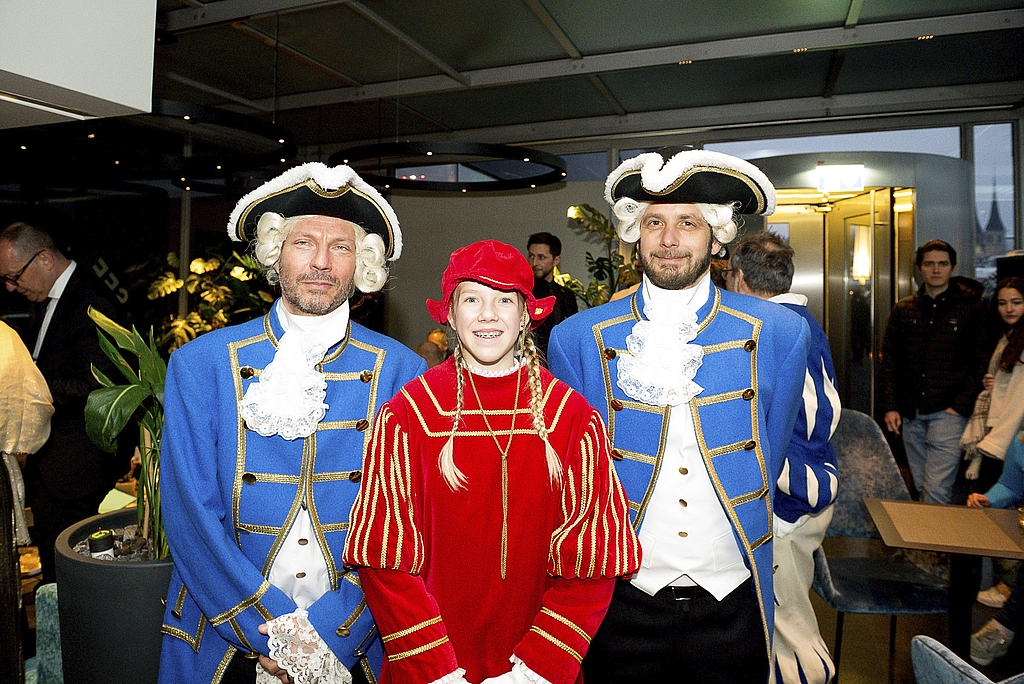 Von links: Page Patrick Baumgartner, Standartenträgerin Nina Schumacher und Page Christian Vogt. Sie meinten nach dem Umzug auf der Kutsche durch die Stadt.