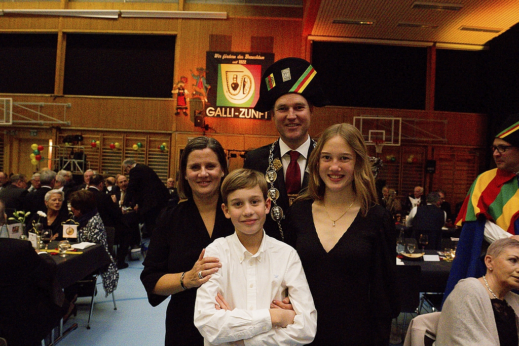 Gallipaar Petra und Marco Schertenleib mit den Kindern Joël (l.) und Jill. Die Kinder fanden: «Cool, was die Leute für Mami und Papi machen!» Sie seien etwas nervös gewesen, bis
sie auf der Bühne in der Krauerhalle gestanden seien.