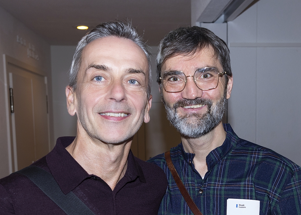 Stefan Sägesser (l.), ehemaliger Leiter der Kulturförderung des Kantons Luzern, kennt natürlich «fast alle» an dieser Feier. Er besuchte den Anlass in Begleitung seines Ehemannes Matthias.