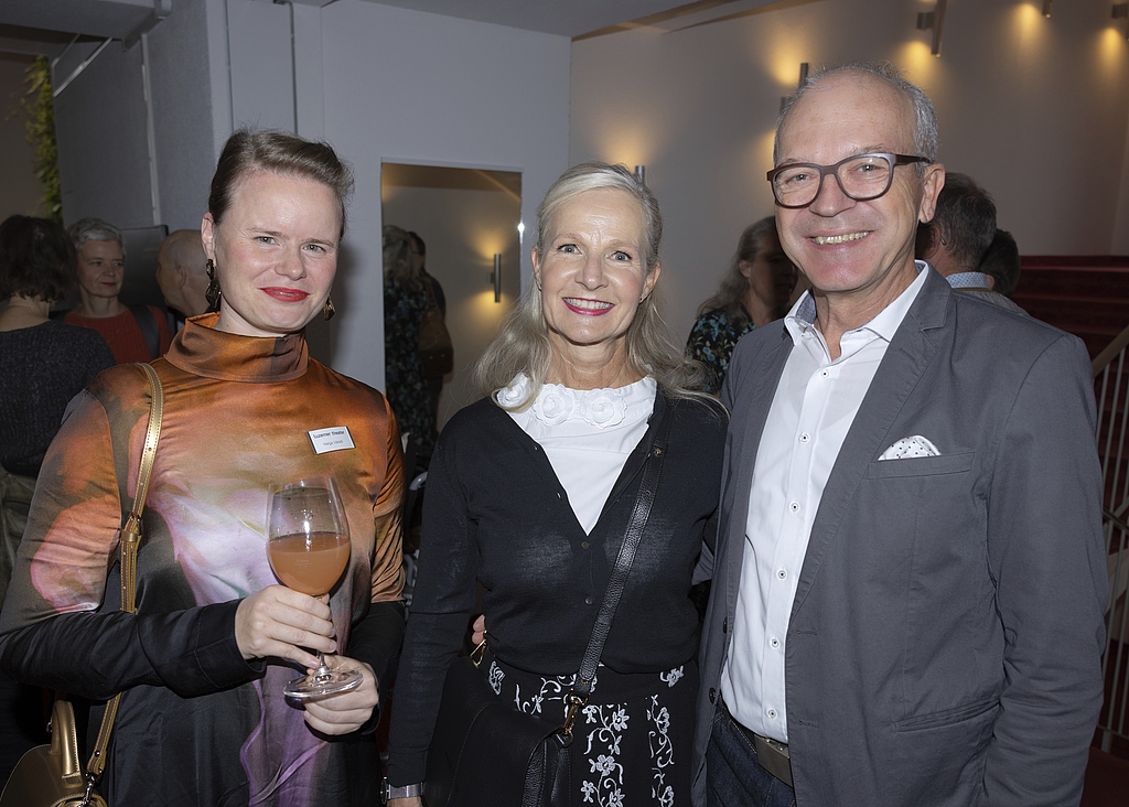 Von links: Helga Váradi, Project & Event Manager am Luzerner Theater, im Gespräch mit Stadträtin Manuela Jost und ihrem Ehemann Dominique Criblez, Gastroenterologe an der Klinik St. Anna.