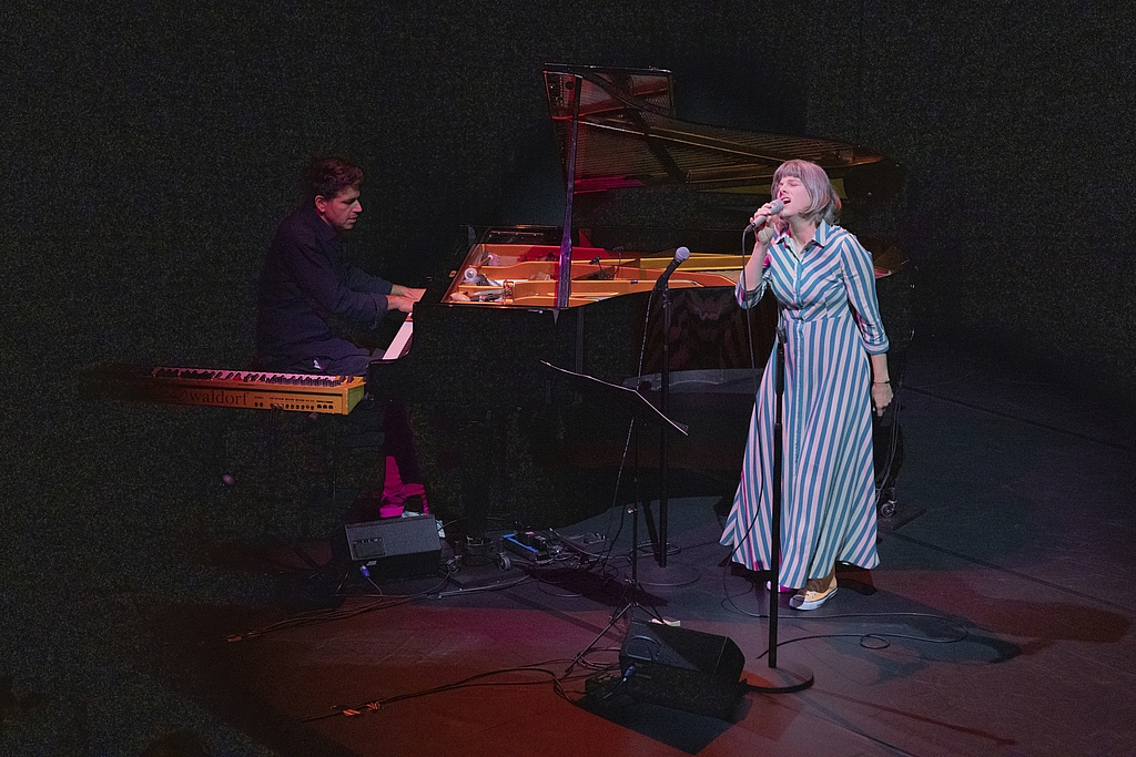 Herbert Grönemeyer, Mani Matter, «Moon River» und Rico Reiser neu interpretiert: die Stimmkünstlerin Isa Wiss, begleitet am Piano vom Hans-Peter Pfammatter. Bilder: Andréas Härry