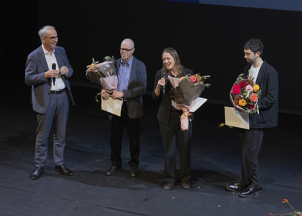 Die Gewinner: Der Kunst- und Kulturpreis 2023 geht an Rolf Winnewisser, bildender Künstler (2. v. l.). Die Anerkennungspreise gehen an Martina Clavadetscher, Autorin und Dramatikerin, und Manuel Troller, Gitarrist und Komponist. Stadtpräsident Beat Züsli (links) mutierte zum Journalisten und führte launige Spontaninterviews auf der Bühne.