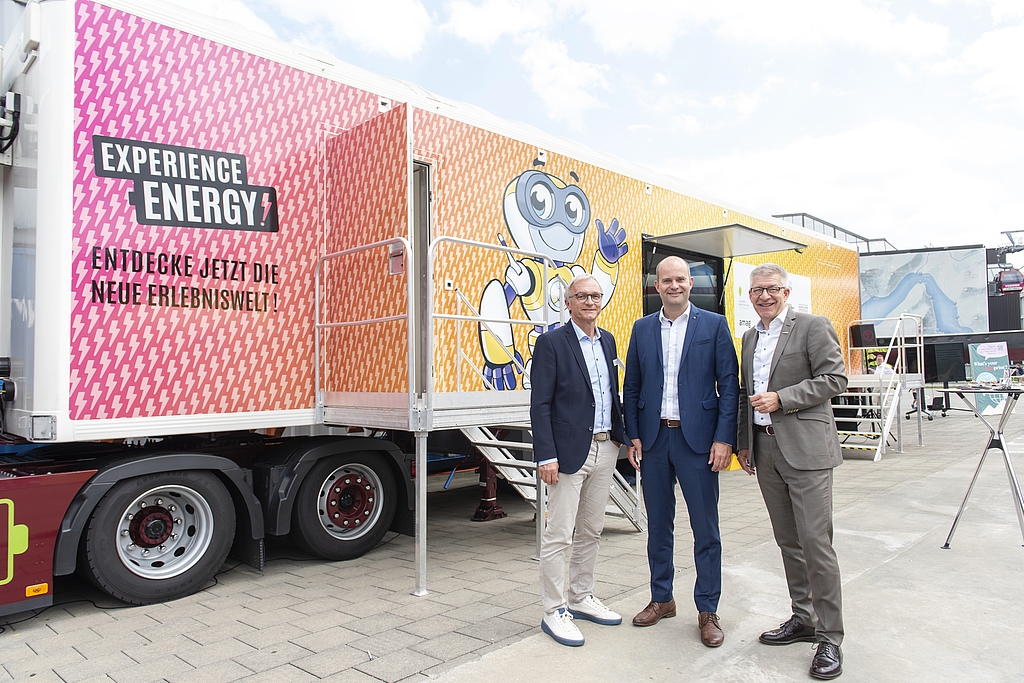 Peter Galliker, Galliker Transport AG, Regierungspräsident Fabian Peter und Martin Bütikofer, Verkehrshaus der Schweiz, vor dem Truck mit dem Escape-Room. Bild: Marcel Habegger