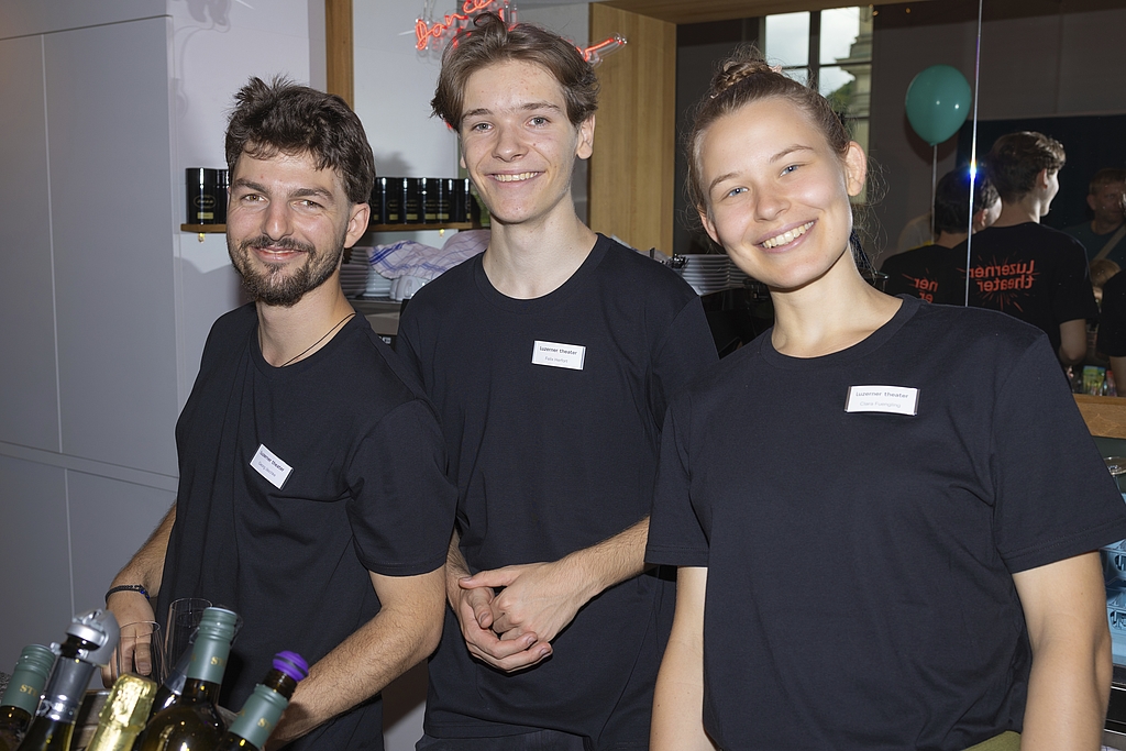 Von links: Georg Jäschke, Felix Herfort und Clara Fuengling sorgten hinter der Bar für Abhilfe bei trockenen Kehlen.