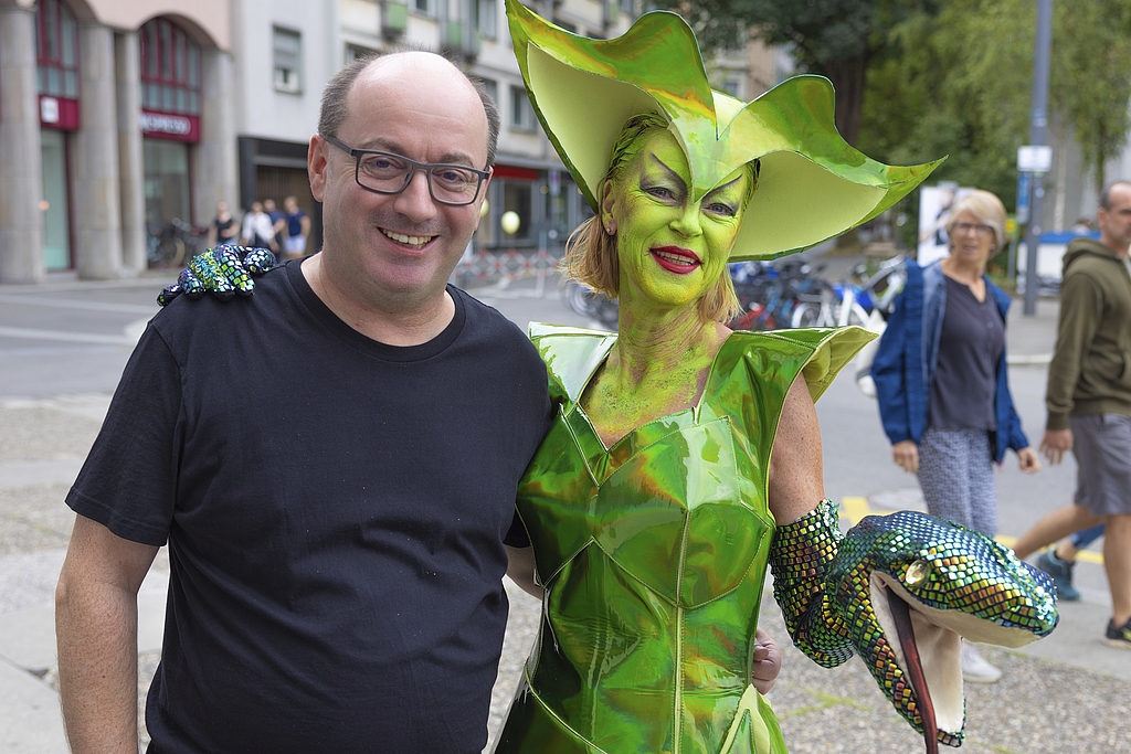 «Schneekönigin» Anita Olijve, der unübersehbare Hingucker des Anlasses, zusammen mit Adrian Balmer, dem kaufmännischen Direktor des LT.