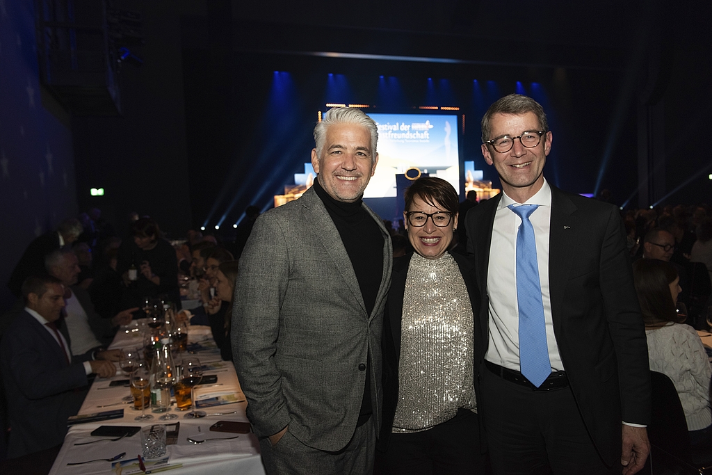 V. l.: Timo Albiez, stv. Direktor, und Sonja Kern, Leitung Ausbildungsadministration, beide Schweizerische Hotelfachschule Luzern (SHL). Die SHL gewann 2020 einen Award. Das World Tourism Forum Lucerne mit Gründer Martin Barth gewann 2021.