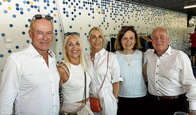 Von links: Jean Claude Waeber und Manuela Grünig, duvetsuisse.com,
Irène Lanz, Christa Meier und Pierre Waeber. Von links: Jean Claude Waeber und Manuela Grünig, duvetsuisse.com, Irène Lanz, Christa Meier und Pierre Waeber.