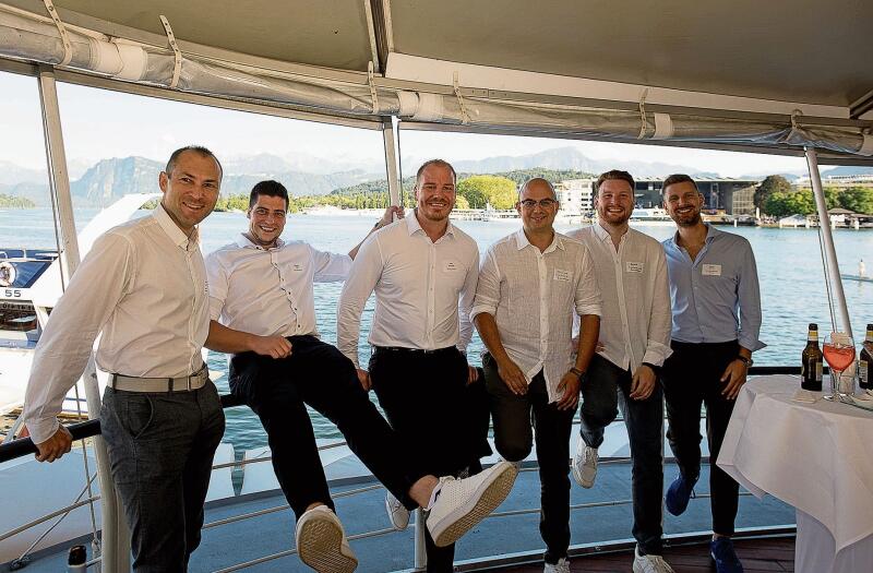 Von links: Alain P. Anderhub, Anwalt Notar Luzern Alain P. Anderhub, Christian Jager und Jens Schröder von Ivalis Switzerland AG,
Nicolas Castillo und Jens Trenkler von Swisscom (Schweiz) AG, Pascal Arnold, Vorstand WVL. Von links: Alain P. Anderhub, Anwalt Notar Luzern Alain P. Anderhub, Christian Jager und Jens Schröder von Ivalis Switzerland AG,
Nicolas Castillo und Jens Trenkler von Swisscom (Schweiz) AG, Pascal Arnold, Vorstand WVL.