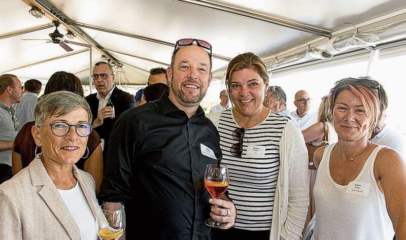 Von links: Cornelia Schmid, ewl energie wasser luzern, Pascal Bucher, Bucher Identity & Design AG, Melanie Daller, Hochschule Luzern, und Evelyn Kiepas, Amtec Swiss AG. Von links: Cornelia Schmid, ewl energie wasser luzern, Pascal Bucher, Bucher Identity & Design AG, Melanie Daller, Hochschule Luzern, und Evelyn Kiepas, Amtec Swiss AG.