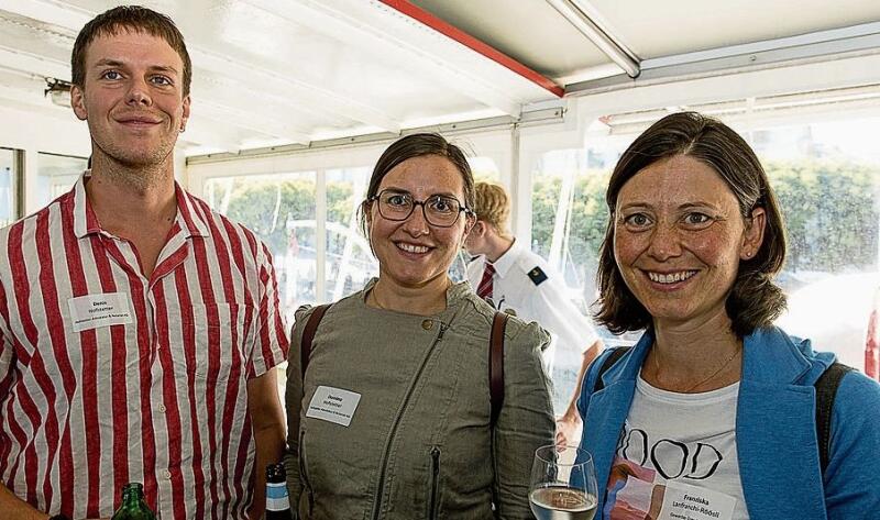 Von links: Denis und Domino Hofstetter, Hofstetter Advokatur & Notariat AG,
mit Franziska Lanfranchi-Röösli, Gewerbe-Treuhand AG. Von links: Denis und Domino Hofstetter, Hofstetter Advokatur & Notariat AG, mit Franziska Lanfranchi-Röösli, Gewerbe-Treuhand AG.