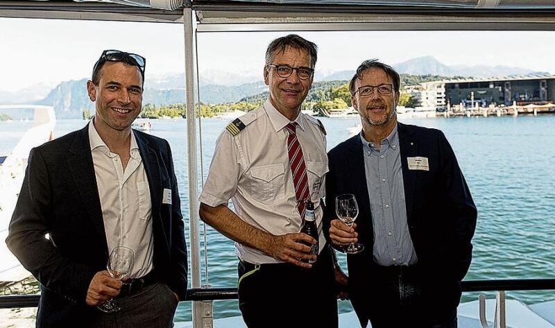 Von links: Sven Tyrchan, Advanswiss AG, Edi Räber, Schiffrestaurant Wilhelm Tell,
und Markus Bieri, MB Personal Coaching GmbH. Von links: Sven Tyrchan, Advanswiss AG, Edi Räber, Schiffrestaurant Wilhelm Tell, und Markus Bieri, MB Personal Coaching GmbH.