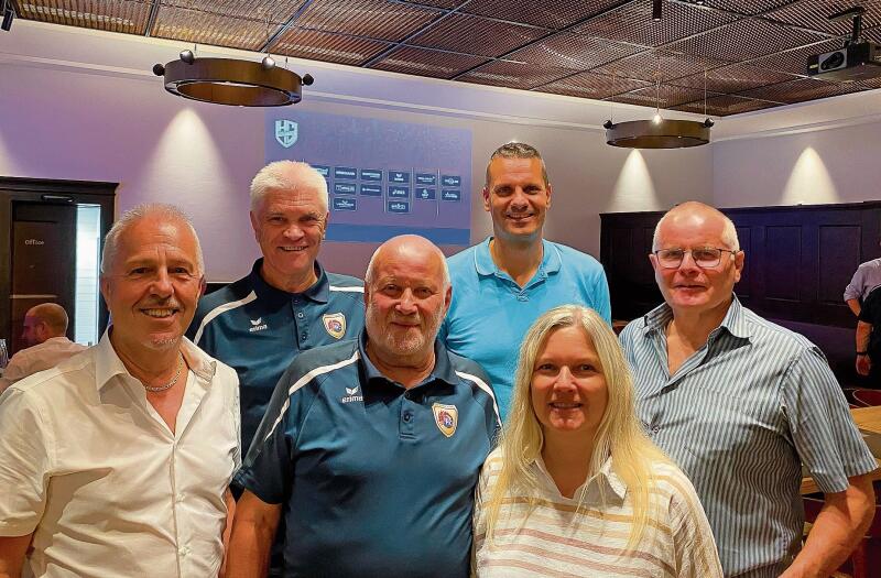 Von links: das Helferteam des HCKL mit Werner Meier, Finanzen, Hans Rahm,
Sepp Bachmann, Pascal Haas, Stadionspeaker, Brigitte Hofstetter und Seppi Bründler. Von links: das Helferteam des HCKL mit Werner Meier, Finanzen, Hans Rahm, Sepp Bachmann, Pascal Haas, Stadionspeaker, Brigitte Hofstetter und Seppi Bründler.