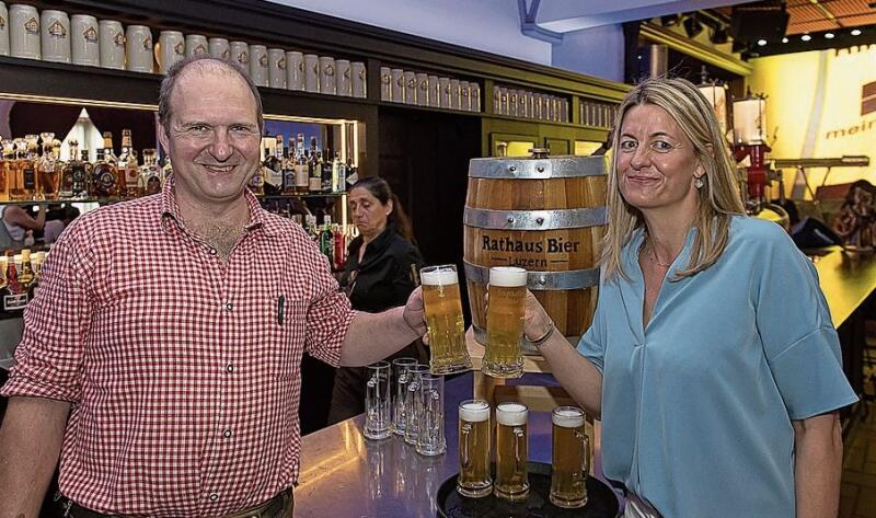 Reinhard Knispel, Bierbrauer Rathaus Brauerei Luzern, und Julia Schwöbel, Verwaltungsrätin HC Kriens Luzern AG und Gambrinus Gastronomie AG. Reinhard Knispel, Bierbrauer Rathaus Brauerei Luzern, und Julia Schwöbel, Verwaltungsrätin HC Kriens Luzern AG und Gambrinus Gastronomie AG.