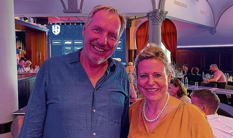 Toni Bucher, Verwaltungsratspräsident Pilatus Arena AG, und Brigitte Breisacher, Alpnach Norm. Toni verriet, dass knapp 100 Wohnungen im Pilatus Tower beurkundet sind und
das Interesse noch immer gross sei. Toni Bucher, Verwaltungsratspräsident Pilatus Arena AG, und Brigitte Breisacher, Alpnach Norm. Toni verriet, dass knapp 100 Wohnungen im Pilatus Tower beurkundet sind und das Interesse noch immer gross sei.