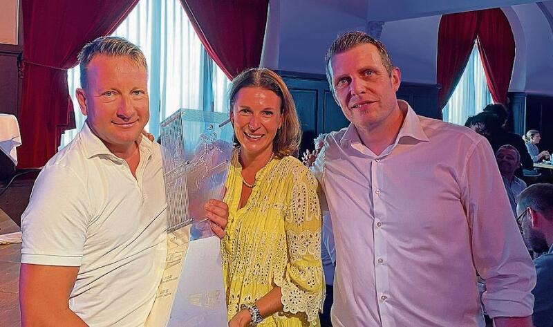 V. l.: Christian und Nadja Marbet mit Daniel Frank, Kommunikation HC Kriens-Luzern AG. Eine Woche Gastrecht für den Pokal haben Marbets anlässlich der Tombola von Samstag gewonnen. V. l.: Christian und Nadja Marbet mit Daniel Frank, Kommunikation HC Kriens-Luzern AG. Eine Woche Gastrecht für den Pokal haben Marbets anlässlich der Tombola von Samstag gewonnen.