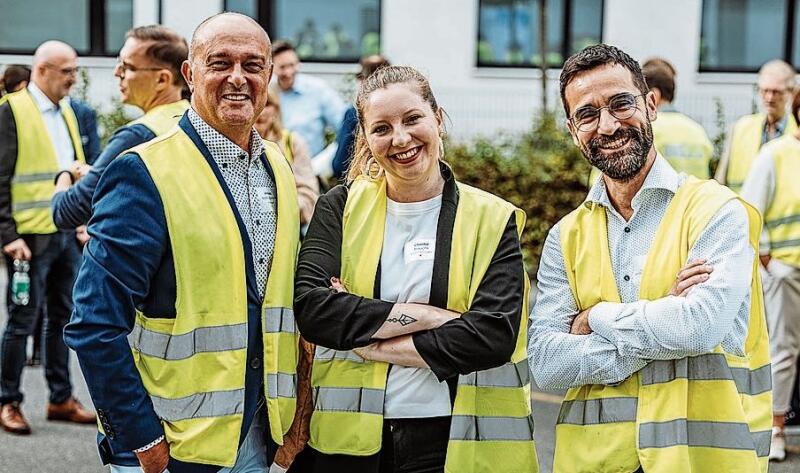 Von links: Antonio Mastrogiovanni, A. M. Import, sponsorte den feinen Wein,
Chantal Brauchli, Brauchli AG Luzern, und João Coelho, Vorstandsmitglied und APG. Von links: Antonio Mastrogiovanni, A. M. Import, sponsorte den feinen Wein, Chantal Brauchli, Brauchli AG Luzern, und João Coelho, Vorstandsmitglied und APG.