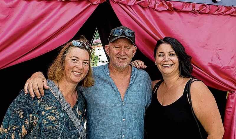 Von links: Elli und Michi Müller mit Alessa Schumacher fanden,
es ist ein kleines feines Festival, aber sie trafen viele Freunde. Von links: Elli und Michi Müller mit Alessa Schumacher fanden, es ist ein kleines feines Festival, aber sie trafen viele Freunde.