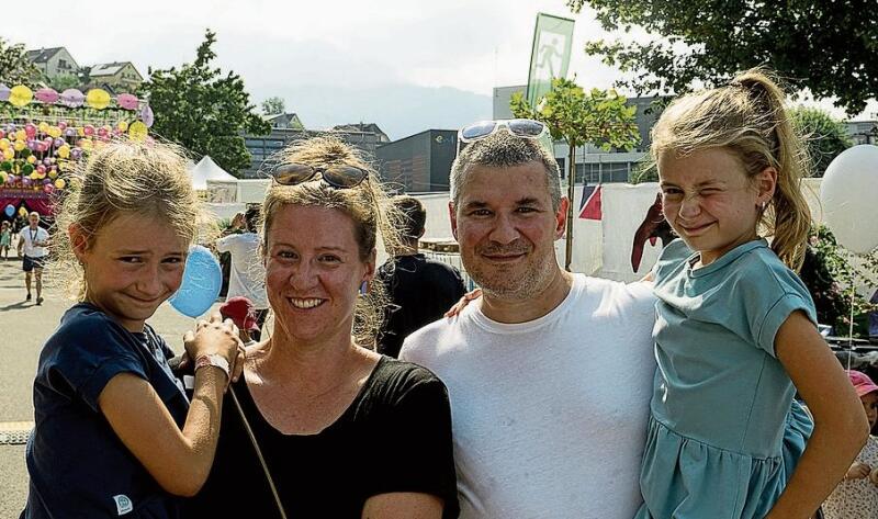 Michèle und Olivier Dörig mit den Kindern Amélie und Cécile hatten den Besuch
als Familienausflug geplant, da es Angebote für Gross und Klein gab. Michèle und Olivier Dörig mit den Kindern Amélie und Cécile hatten den Besuch als Familienausflug geplant, da es Angebote für Gross und Klein gab.