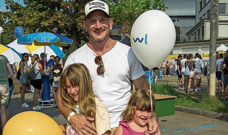 Für Marcel Engelberger mit Lina (links) und Julie
ist es ein Superanlass für Gross und Klein. Für Marcel Engelberger mit Lina (links) und Julie ist es ein Superanlass für Gross und Klein.