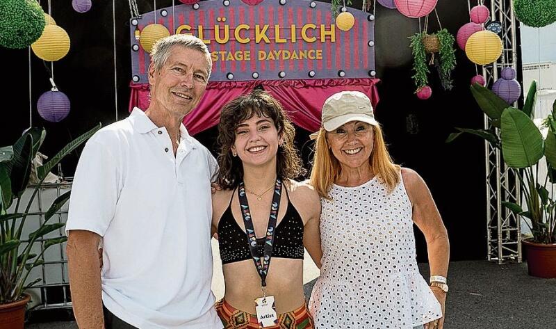 Von links: Familie Zumstein mit Fredy, Lorena und Patricia.
Lorena Julia trat mit Nicky B Fly auf der Bühne beim ersten Showact auf. Von links: Familie Zumstein mit Fredy, Lorena und Patricia. Lorena Julia trat mit Nicky B Fly auf der Bühne beim ersten Showact auf.