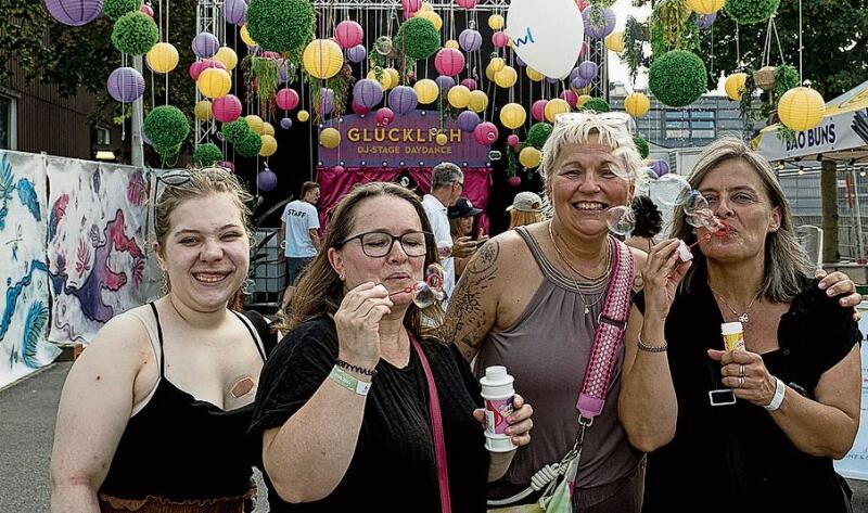 Von links: Seraina und Sybil Baumann mit Krisztina Sager und Doris Lopes kennen
das Festival als Quartierfest und sind immer dabei. Von links: Seraina und Sybil Baumann mit Krisztina Sager und Doris Lopes kennen das Festival als Quartierfest und sind immer dabei.