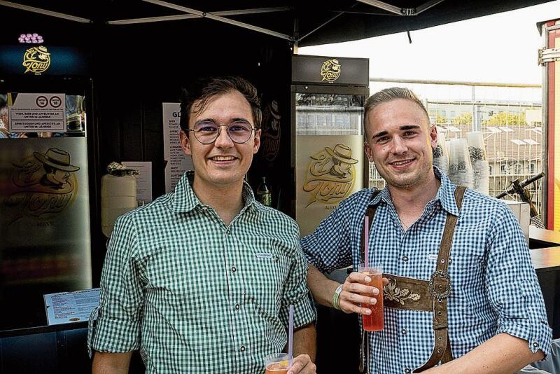 Mika Kreienbühl (links) und Joel Rodel glühten zuerst
am Festival vor, bis es Zeit fürs Oktoberfest wurde. Mika Kreienbühl (links) und Joel Rodel glühten zuerst am Festival vor, bis es Zeit fürs Oktoberfest wurde.