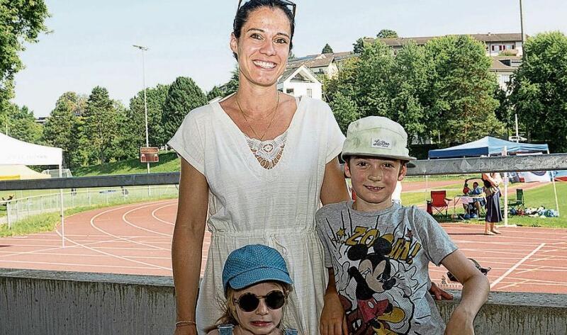 Kim, Tochter Franziska und Sohn Lio Baltis. Lio testete Weitsprung, Hürden, Rennen und Unihockey. Der Weitsprung gefiel ihm am besten. Kim, Tochter Franziska und Sohn Lio Baltis. Lio testete Weitsprung, Hürden, Rennen und Unihockey. Der Weitsprung gefiel ihm am besten.