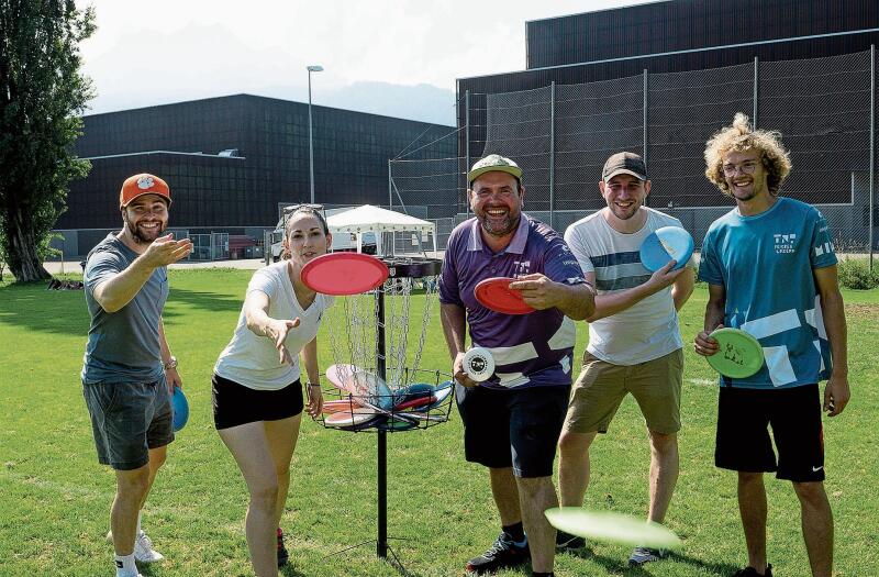 Von links: Mathias Müller, Ursina Mächler, Disc Golf Korb, Benny Peschka, Peter Burkhardt und Mirco Schoch vom TnT Frisbee freuen sich,
dass ab 21. Oktober 2023 auf dem Disc-Golf-Parcours beim Gersag Emmen gespielt Von links: Mathias Müller, Ursina Mächler, Disc Golf Korb, Benny Peschka, Peter Burkhardt und Mirco Schoch vom TnT Frisbee freuen sich, dass ab 21. Oktober 2023 auf dem Disc-Golf-Parcours beim Gersag Emmen gespielt werden kann.