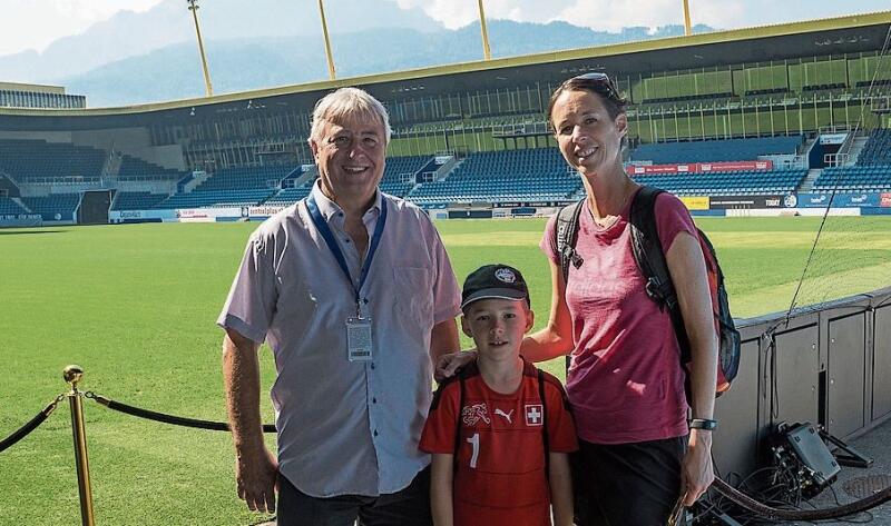 Hansruedi Ehrenberg vom FC Luzern mit Yanis und Jeannine Stoll. Yanis spielt beim
FC Eschenbach, und sein grosses Ziel ist es, in diesem grossen Stadion zu spielen. Hansruedi Ehrenberg vom FC Luzern mit Yanis und Jeannine Stoll. Yanis spielt beim FC Eschenbach, und sein grosses Ziel ist es, in diesem grossen Stadion zu spielen.