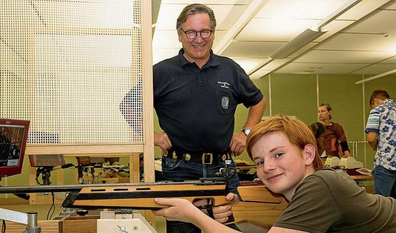 Max Colpi, Vizepräsident Schützengesellschaft Stadt Luzern, und Niklas Bucher.
Niklas interessiert sich für die olympische Disziplin 50-Meter-Schiessen. Max Colpi, Vizepräsident Schützengesellschaft Stadt Luzern, und Niklas Bucher. Niklas interessiert sich für die olympische Disziplin 50-Meter-Schiessen.