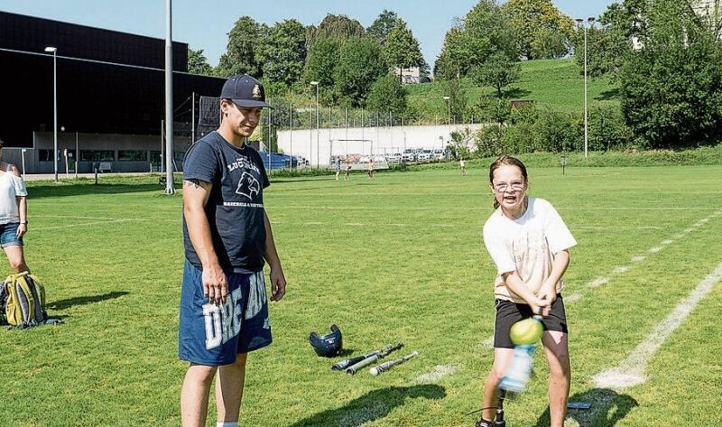 Max Lips vom Eagles Baseball & Softball Club Luzern zeigte
Elaine Stärke den richtigen Abschlag. Max Lips vom Eagles Baseball & Softball Club Luzern zeigte Elaine Stärke den richtigen Abschlag.