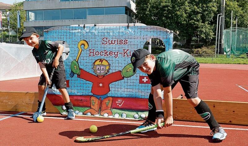 Mats (links) und Finn vom LSC Landhockey zeigten den Kindern auf der Allmend,
wie man den Schläger richtig hält. Mats (links) und Finn vom LSC Landhockey zeigten den Kindern auf der Allmend, wie man den Schläger richtig hält.