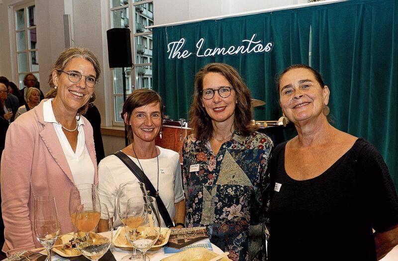Von links: Geschäftsführerin Melanie Brunner, Lignum Holzwirtschaft Zentralschweiz, Eva Batz, geniessender Gast,
Kirsten Barkey, Leitung Kommunikation und Marketing Luzerner Theater, Rosie Bitterli, Projektleiterin Von links: Geschäftsführerin Melanie Brunner, Lignum Holzwirtschaft Zentralschweiz, Eva Batz, geniessender Gast, Kirsten Barkey, Leitung Kommunikation und Marketing Luzerner Theater, Rosie Bitterli, Projektleiterin Neues Luzerner Theater.